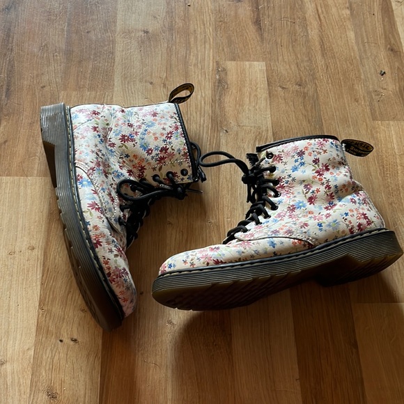 Dr. Martens Shoes - Dr martens garden size 5 ladies
